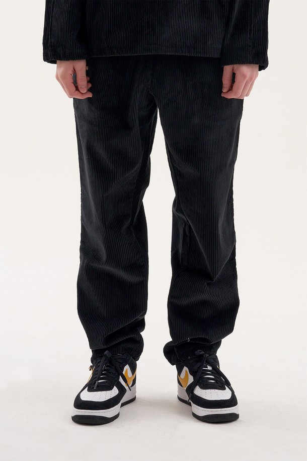 [Plan de Maroon] 코듀로이 팬츠는 가을, 겨울 시즌에 적합한 유니섹스 긴바지로, 캐주얼하고 베이직한 스타일을 연출합니다. 두꺼운 코듀로이와 면 혼방 소재로 제작되어 부드러운 촉감과 보온성을 제공하며, 허리 밴딩으로 편안한 착용감을 선사합니다. 블랙 컬러의 레귤러핏 팬츠로, 조절 가능한 허리 밴드, 로프 끝단 메탈 팁, 로고 패치 백포켓, 스트링 및 메탈 스토퍼로 조절 가능한 밑단, 사이드 포켓 등의 디테일이 돋보입니다.
