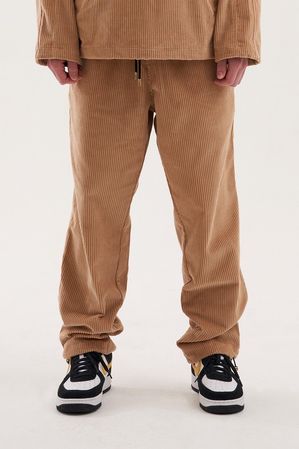 [Plan de Maroon] 코듀로이 팬츠는 부드러운 코듀로이 소재와 면 혼방으로 제작되어 가을, 겨울철 따뜻하고 편안한 착용감을 제공합니다. 남녀 모두 착용 가능한 베이직한 디자인의 레귤러핏 긴 바지로, 조절 가능한 허리 밴딩과 로프 끝단 메탈 마감, 로고 패치 포켓 등의 디테일이 돋보입니다. 스트링 스토퍼가 달린 밑단과 사이드 포켓으로 실용성을 더한 데일리 팬츠입니다.
