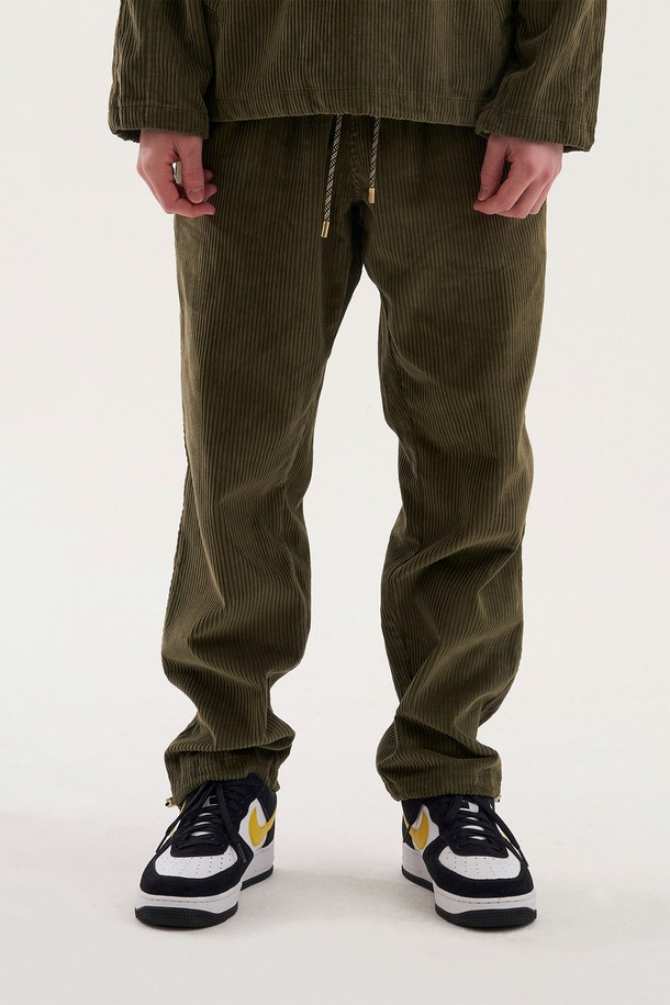 [Plan de Maroon] 코듀로이 팬츠는 부드러운 코듀로이 소재와 면 혼방으로 제작되어 가을, 겨울철 따뜻하고 편안하게 착용할 수 있는 긴바지입니다. 올리브 그린 컬러의 레귤러핏 스탠다드핏으로 출시되었으며, 캐주얼하고 베이직한 스타일을 연출합니다. 허리 밴딩, 조절 가능한 밑단, 메탈 립 마감, 로고 패치 포켓, 사이드 포켓 등 실용적인 디테일이 돋보입니다.
