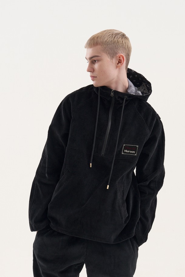 [Plan de Maroon] 코듀로이 아노락은 가을과 겨울, 남녀 모두 착용 가능한 루즈핏 아노락입니다. 블랙 컬러의 면 소재 코듀로이 소재로 제작되었으며, 래글런 슬리브 후드, 전면 하단 월렛 포켓, 소매 조절 스트랩, 밑단 로프 마감, 안감 디테일 등 다양한 특징을 갖추었습니다. 캐주얼 및 스트릿 스타일 연출에 적합하며, 스냅 여밈 방식과 긴 소매 기장으로 편안함과 스타일을 동시에 잡아줍니다.
