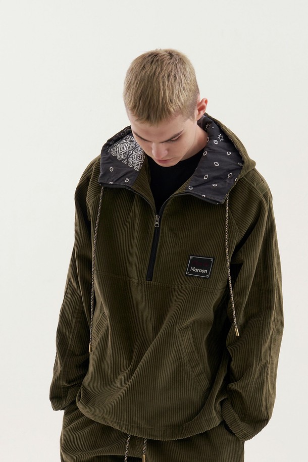 [Plan de Maroon] 코듀로이 아노락은 올리브 그린 컬러의 남녀 공용 아우터입니다. 두꺼운 코듀로이와 면 혼방 소재로 제작되어 가을, 겨울철 일상에서 캐주얼하고 스트릿한 스타일을 연출하기 좋습니다. 래글런 슬리브 후드, 전면 로고 패치, 로프 마감, 메탈 립, 조절 가능한 스트링, 메탈 스토퍼, 전면 하단 월렛 포켓, 장식적 안감 등의 디테일이 돋보이는 루즈핏 집업 아노락입니다.
