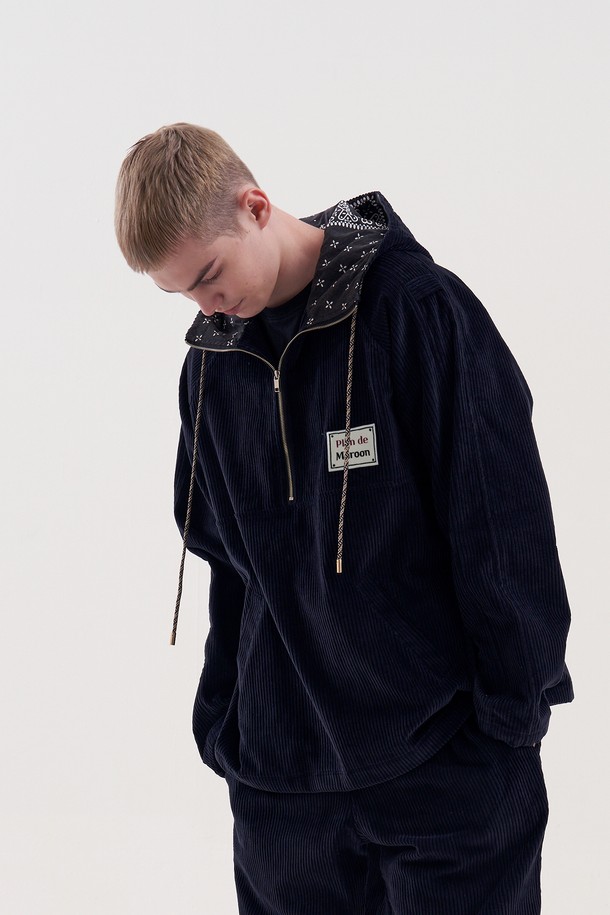 **Plan de Maroon 코듀로이 아노락**은 면 소재의 두꺼운 코듀로이 원단으로 제작되어 봄, 가을에 착용하기 좋은 남녀 공용 아우터입니다. 캐주얼하고 스포티한 스타일을 연출하며, 넉넉한 루즈핏과 네이비 컬러가 편안하고 시크한 느낌을 줍니다. 후드와 로고 패치, 끈 마감, 소매 조절 스트랩, 메탈 스토퍼, 앞면 하단 지갑 포켓, 안감 디테일 등 다양한 특징으로 실용성과 디자인을 모두 갖춘 아노락입니다.
