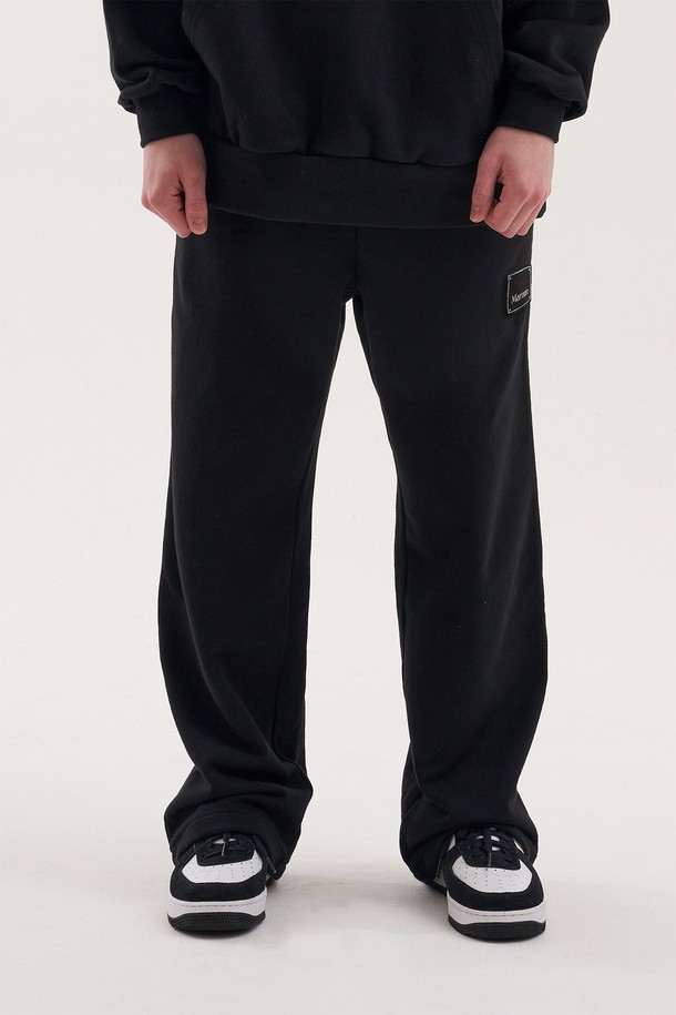 [Plan de Maroon] 스웨트팬츠는 부드러운 면 소재의 두꺼운 원단으로 제작되어, 루즈핏 세미와이드 핏으로 편안한 착용감을 제공합니다. 블랙과 마룬 컬러로 출시되었으며, 조절 가능한 허리끈, 메탈 팁 로프 마감, 로고 패치, 앞주머니 등의 디테일이 돋보이는 캐주얼 & 스포티 스타일의 긴바지입니다. 봄, 가을, 겨울 계절에 활용하기 좋으며, 밴딩 처리로 편안한 활동성을 보장합니다.
