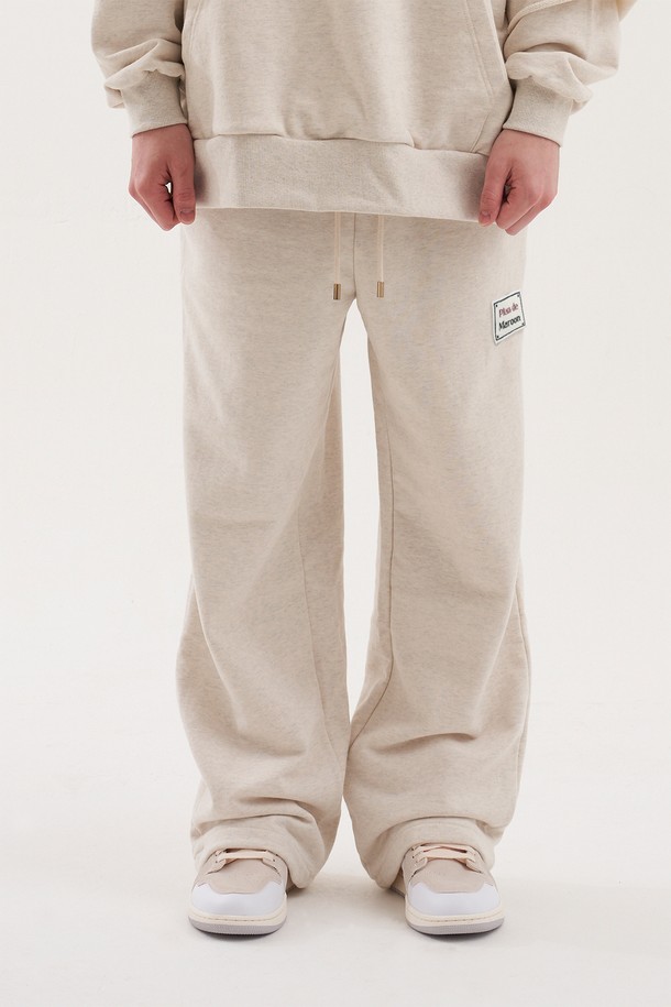 [Plan de Maroon] 스웨트팬츠는 부드러운 면 소재에 루즈 핏으로 편안한 착용감을 선사합니다. 허리 조절 스트링과 메탈 팁 마감, 앞면 로고 패치 디테일이 돋보이며, 세미 와이드 핏과 두꺼운 두께감으로 봄, 가을, 겨울 3계절 활용 가능합니다. 베이직하고 캐주얼한 스타일로 일상에서 폭넓게 활용할 수 있는 오트밀 컬러의 긴바지입니다.
