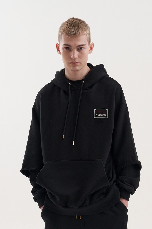 **[Plan de Maroon] SWEATHOODIE**는 블랙과 마룬 두 가지 색상으로 출시된 유니섹스 후드티입니다. 면 소재의 베이직하고 캐주얼한 스타일로, 가을과 겨울에 따뜻하게 착용할 수 있습니다. 오버핏과 드롭숄더 디자인, 더블 슬리브, 로고 패치, 로프 마감, 메탈 로고 립, 캥거루 포켓 등의 특징을 갖춘 레귤러 기장의 긴소매 후드티입니다.
