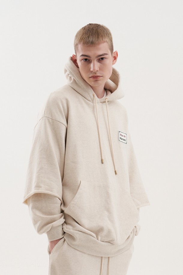 [Plan de Maroon] SWEATHOODIE는 오트밀 컬러의 유니섹스 후드티셔츠입니다. 면 소재의 두꺼운 두께감으로 봄, 가을, 겨울까지 폭넓게 활용 가능하며, 베이직하고 캐주얼한 스타일을 연출합니다. 드롭숄더, 더블 슬리브, 캥거루 포켓, 로프 마감 디테일과 메탈 로고, 로고 패치가 돋보이며 오버핏 레귤러 기장으로 편안한 착용감을 선사합니다.
