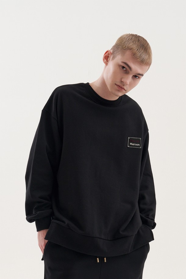 [Plan de Maroon] 스웨트셔츠는 유니섹스 디자인으로, 가을과 겨울에 착용하기 좋은 두꺼운 면 소재의 스웨트셔츠입니다. 블랙 컬러에 베이직하고 미니멀한 스타일을 더했으며, 오버핏 레귤러 기장으로 편안한 착용감을 선사합니다. 드롭 숄더, 사이드벤트 디테일과 프론트 로고 패치가 특징이며, 라운드 넥과 긴소매 디자인으로 기본적인 스타일에 포인트를 더했습니다.

