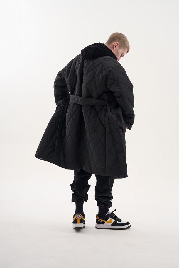 Plan de Maroon의 퀼팅 가운 코트는 미니멀하고 캐주얼한 스타일의 유니섹스 롱 기장 아우터입니다. 벨트 조절이 가능하며, 3oz 퀼팅 처리와 외부 포켓, 뒷면 브랜드 라벨 디테일이 특징입니다. 가을, 겨울 시즌에 두껍게 착용할 수 있는 블랙 컬러의 폴리에스테르, 면 혼방 소재로 제작된 가운 코트입니다.
