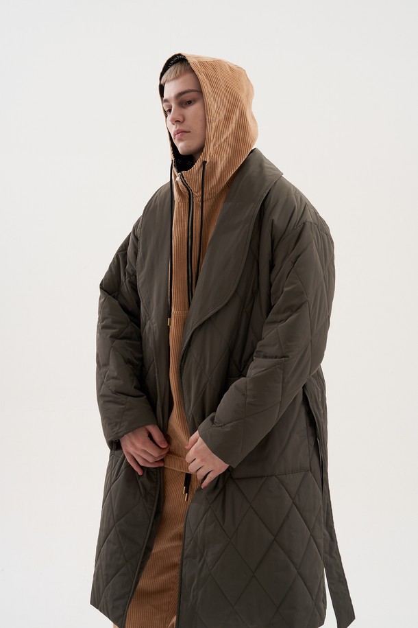 [Plan de Maroon] 퀼팅 가운 코트는 남녀 모두 착용 가능한 롱 기장의 퀼팅 코트입니다. 올리브 그린 컬러의 레귤러핏으로, 가을, 겨울철 캐주얼한 데일리룩을 연출하기 좋습니다. 벨트 조절이 가능하며, 겉면에는 외부 포켓과 브랜드 라벨이 더해져 실용성을 높였습니다. 두꺼운 폴리에스테르와 면 혼방 소재로 제작되어 따뜻하고 편안한 착용감을 선사합니다.
