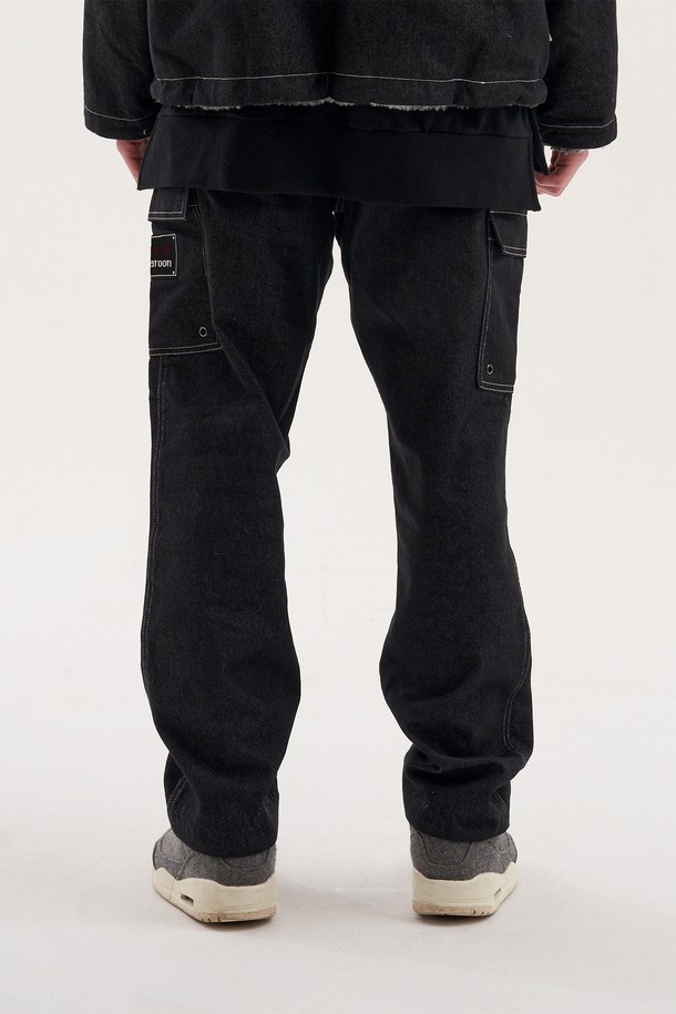 [Plan de Maroon] JEAN CARGO PANTS는 데님 소재의 블랙 컬러 카고 팬츠입니다. 유니섹스 디자인으로 봄, 가을에 착용하기 좋으며, 레귤러핏과 스탠다드핏으로 편안한 착용감을 제공합니다. 로프 허리끈, 사이드 포켓, 로고 패치, 메탈 팁 디테일이 특징이며, 캐주얼 및 스트릿 스타일을 연출하기에 적합합니다.
