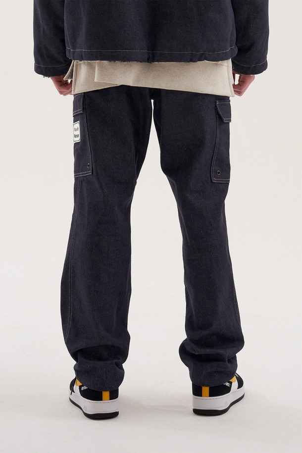 [Plan de Maroon] JEAN CARGO PANTS는 유니섹스 디자인의 데님 카고 팬츠입니다. 봄, 가을 시즌에 적합하며, 캐주얼과 스트릿 스타일을 모두 소화할 수 있습니다. 레귤러핏의 긴 기장으로, 조절 가능한 허리 밴딩, 앞면 포켓, 사이드 아웃 포켓, 로고 패치, 금속 팁 로프 마감 등의 디테일이 돋보이는 블루 컬러의 무지 데님 팬츠입니다.
