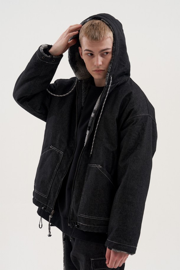 **[Plan de Maroon] JEAN & FLEECE REVERSIBLE JUMPER**는 데님과 플리스 소재를 사용하여 가을, 겨울 시즌에 착용하기 좋은 유니섹스 점퍼입니다. 캐주얼 및 스트릿 스타일을 연출할 수 있으며, 루즈 핏과 긴 소매 기장으로 편안한 착용감을 제공합니다. 양면 착용이 가능한 리버시블 디자인으로, 블랙 컬러에 로고 백 프린팅과 데님 패치 디테일이 특징이며, 스트링 조절, 소매 아웃포켓, 메탈 스토퍼 등의 기능성을 갖춘 두꺼운 두께의 집업 점퍼입니다.
