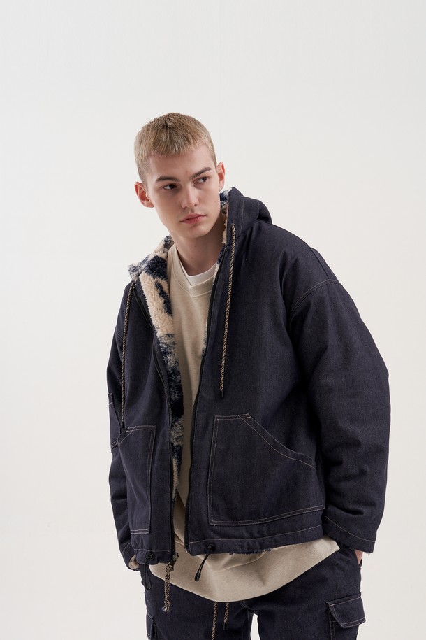 [Plan de Maroon] JEAN & FLEECE REVERSIBLE JUMPER는 유니섹스 디자인으로, 가을과 겨울에 착용하기 좋은 블루 컬러의 점퍼입니다. 루즈핏으로 제작되어 캐주얼하고 스트릿한 스타일을 연출하며, 두꺼운 두께감으로 보온성을 높였습니다. 데님과 폴리에스테르, 면 혼방 소재로 제작되었으며, 리버시블 디자인, 밑단 및 소매 조절, 로고 메탈 스토퍼, 주름 방지 가공 데님, 소매 아웃포켓, 데님면 로고, 데님 패브릭 패치, 메탈 립 로프 마감 등 다양한 특징을 갖추었습니다.
