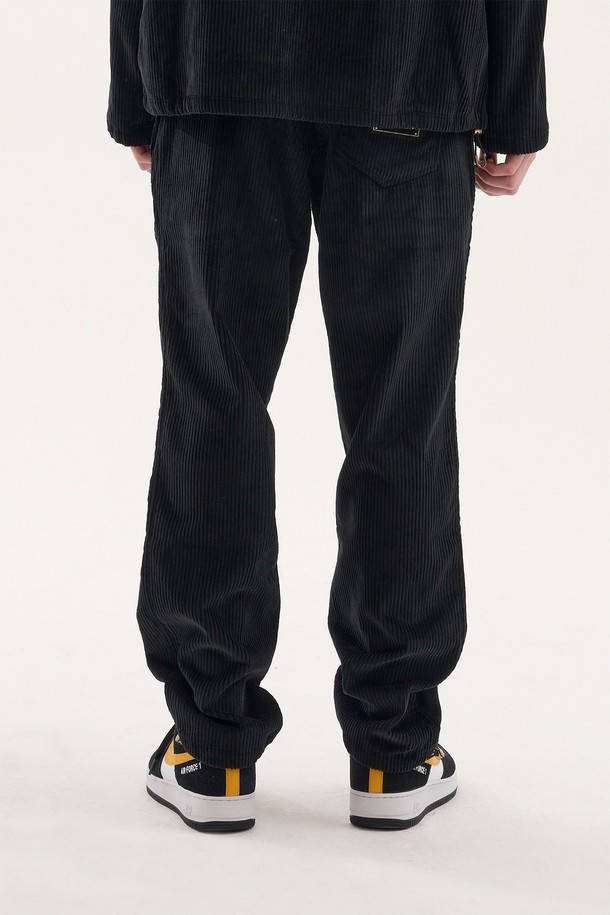 [Plan de Maroon] 코듀로이 팬츠는 가을, 겨울 시즌에 적합한 유니섹스 긴바지로, 캐주얼하고 베이직한 스타일을 연출합니다. 두꺼운 코듀로이와 면 혼방 소재로 제작되어 부드러운 촉감과 보온성을 제공하며, 허리 밴딩으로 편안한 착용감을 선사합니다. 블랙 컬러의 레귤러핏 팬츠로, 조절 가능한 허리 밴드, 로프 끝단 메탈 팁, 로고 패치 백포켓, 스트링 및 메탈 스토퍼로 조절 가능한 밑단, 사이드 포켓 등의 디테일이 돋보입니다.
