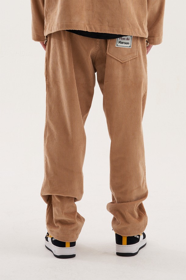 [Plan de Maroon] 코듀로이 팬츠는 부드러운 코듀로이 소재와 면 혼방으로 제작되어 가을, 겨울철 따뜻하고 편안한 착용감을 제공합니다. 남녀 모두 착용 가능한 베이직한 디자인의 레귤러핏 긴 바지로, 조절 가능한 허리 밴딩과 로프 끝단 메탈 마감, 로고 패치 포켓 등의 디테일이 돋보입니다. 스트링 스토퍼가 달린 밑단과 사이드 포켓으로 실용성을 더한 데일리 팬츠입니다.
