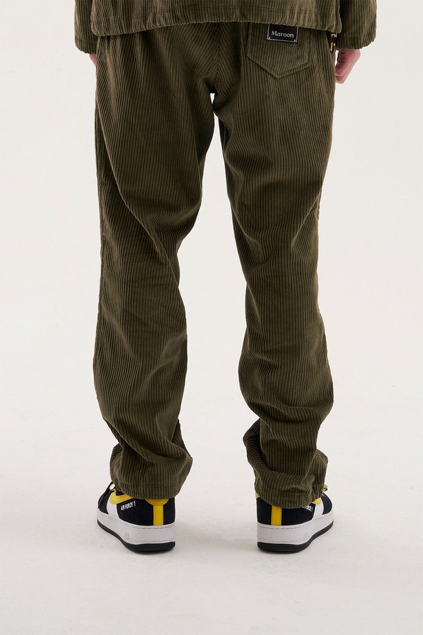 [Plan de Maroon] 코듀로이 팬츠는 부드러운 코듀로이 소재와 면 혼방으로 제작되어 가을, 겨울철 따뜻하고 편안하게 착용할 수 있는 긴바지입니다. 올리브 그린 컬러의 레귤러핏 스탠다드핏으로 출시되었으며, 캐주얼하고 베이직한 스타일을 연출합니다. 허리 밴딩, 조절 가능한 밑단, 메탈 립 마감, 로고 패치 포켓, 사이드 포켓 등 실용적인 디테일이 돋보입니다.
