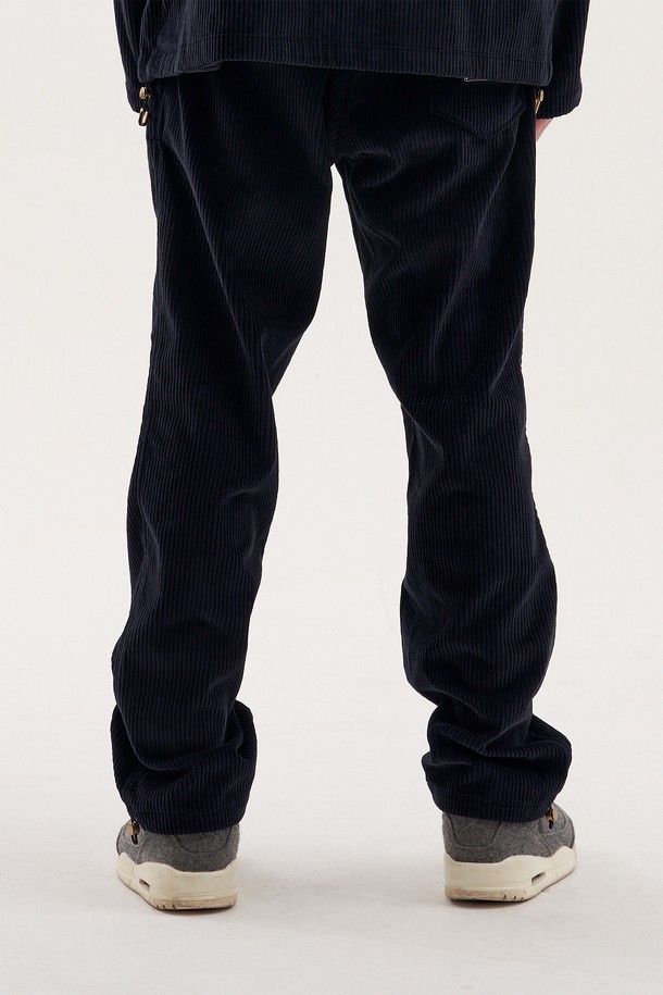 Plan de Maroon의 네이비 컬러 코듀로이 팬츠입니다. 허리 조절이 가능한 밴딩과 끈, 메탈 팁 마감, 스트링 스토퍼 밑단으로 편안함과 스타일을 동시에 잡았습니다. 캐주얼한 무드의 레귤러핏 긴바지로, 로고 패치 백포켓과 사이드 포켓이 실용성을 더해 가을, 겨울철 데일리룩에 활용하기 좋습니다.
