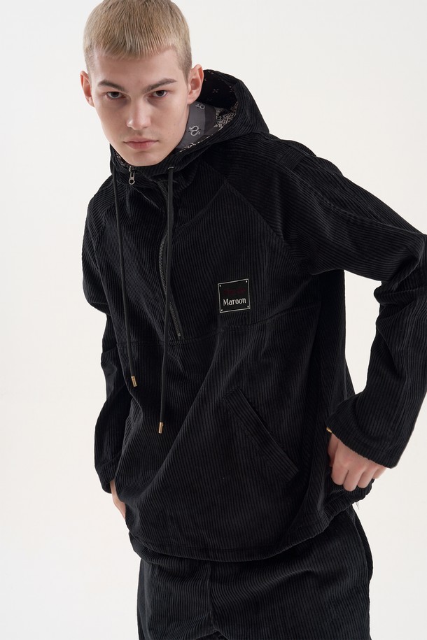 [Plan de Maroon] 코듀로이 아노락은 가을과 겨울, 남녀 모두 착용 가능한 루즈핏 아노락입니다. 블랙 컬러의 면 소재 코듀로이 소재로 제작되었으며, 래글런 슬리브 후드, 전면 하단 월렛 포켓, 소매 조절 스트랩, 밑단 로프 마감, 안감 디테일 등 다양한 특징을 갖추었습니다. 캐주얼 및 스트릿 스타일 연출에 적합하며, 스냅 여밈 방식과 긴 소매 기장으로 편안함과 스타일을 동시에 잡아줍니다.
