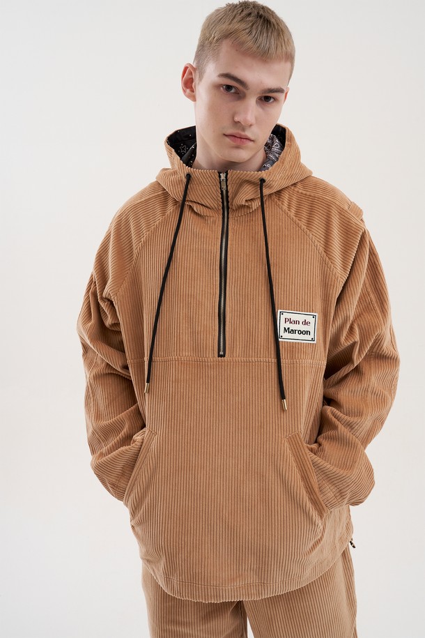 [Plan de Maroon] 코듀로이 아노락은 캐주얼과 스트릿 스타일을 아우르는 유니섹스 아우터입니다. 베이지 컬러의 두꺼운 코듀로이 소재로 제작되었으며, 래글런 슬리브 후드, 메탈 지퍼, 로프 마감 디테일이 특징입니다. 밑단과 소매는 스트링 & 메탈 스토퍼로 조절 가능하며, 웰트 포켓과 안감 디테일로 실용성을 더했습니다.
