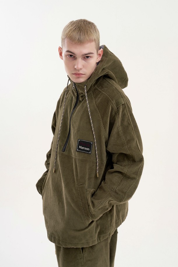 [Plan de Maroon] 코듀로이 아노락은 올리브 그린 컬러의 남녀 공용 아우터입니다. 두꺼운 코듀로이와 면 혼방 소재로 제작되어 가을, 겨울철 일상에서 캐주얼하고 스트릿한 스타일을 연출하기 좋습니다. 래글런 슬리브 후드, 전면 로고 패치, 로프 마감, 메탈 립, 조절 가능한 스트링, 메탈 스토퍼, 전면 하단 월렛 포켓, 장식적 안감 등의 디테일이 돋보이는 루즈핏 집업 아노락입니다.
