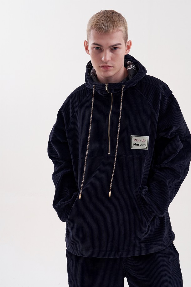 **Plan de Maroon 코듀로이 아노락**은 면 소재의 두꺼운 코듀로이 원단으로 제작되어 봄, 가을에 착용하기 좋은 남녀 공용 아우터입니다. 캐주얼하고 스포티한 스타일을 연출하며, 넉넉한 루즈핏과 네이비 컬러가 편안하고 시크한 느낌을 줍니다. 후드와 로고 패치, 끈 마감, 소매 조절 스트랩, 메탈 스토퍼, 앞면 하단 지갑 포켓, 안감 디테일 등 다양한 특징으로 실용성과 디자인을 모두 갖춘 아노락입니다.
