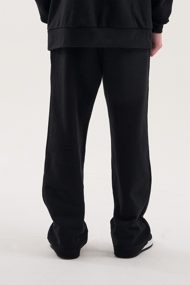 [Plan de Maroon] 스웨트팬츠는 부드러운 면 소재의 두꺼운 원단으로 제작되어, 루즈핏 세미와이드 핏으로 편안한 착용감을 제공합니다. 블랙과 마룬 컬러로 출시되었으며, 조절 가능한 허리끈, 메탈 팁 로프 마감, 로고 패치, 앞주머니 등의 디테일이 돋보이는 캐주얼 & 스포티 스타일의 긴바지입니다. 봄, 가을, 겨울 계절에 활용하기 좋으며, 밴딩 처리로 편안한 활동성을 보장합니다.
