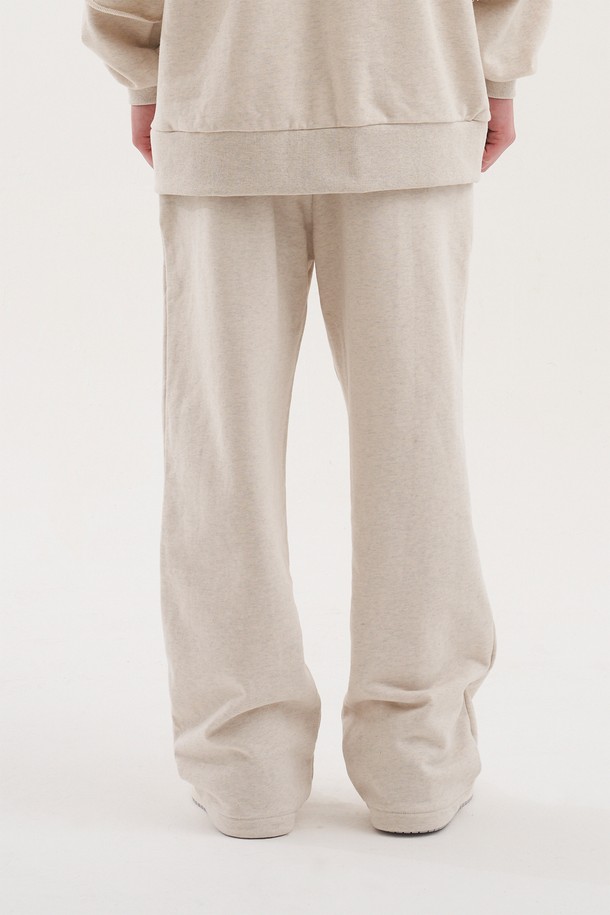 [Plan de Maroon] 스웨트팬츠는 부드러운 면 소재에 루즈 핏으로 편안한 착용감을 선사합니다. 허리 조절 스트링과 메탈 팁 마감, 앞면 로고 패치 디테일이 돋보이며, 세미 와이드 핏과 두꺼운 두께감으로 봄, 가을, 겨울 3계절 활용 가능합니다. 베이직하고 캐주얼한 스타일로 일상에서 폭넓게 활용할 수 있는 오트밀 컬러의 긴바지입니다.
