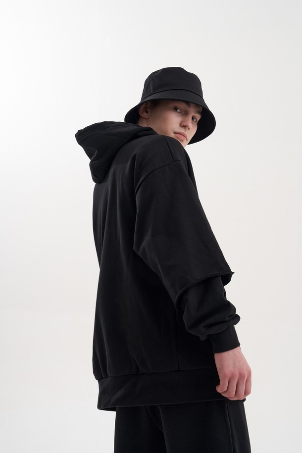 **[Plan de Maroon] SWEATHOODIE**는 블랙과 마룬 두 가지 색상으로 출시된 유니섹스 후드티입니다. 면 소재의 베이직하고 캐주얼한 스타일로, 가을과 겨울에 따뜻하게 착용할 수 있습니다. 오버핏과 드롭숄더 디자인, 더블 슬리브, 로고 패치, 로프 마감, 메탈 로고 립, 캥거루 포켓 등의 특징을 갖춘 레귤러 기장의 긴소매 후드티입니다.
