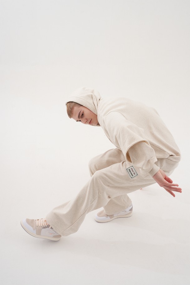 [Plan de Maroon] SWEATHOODIE는 오트밀 컬러의 유니섹스 후드티셔츠입니다. 면 소재의 두꺼운 두께감으로 봄, 가을, 겨울까지 폭넓게 활용 가능하며, 베이직하고 캐주얼한 스타일을 연출합니다. 드롭숄더, 더블 슬리브, 캥거루 포켓, 로프 마감 디테일과 메탈 로고, 로고 패치가 돋보이며 오버핏 레귤러 기장으로 편안한 착용감을 선사합니다.
