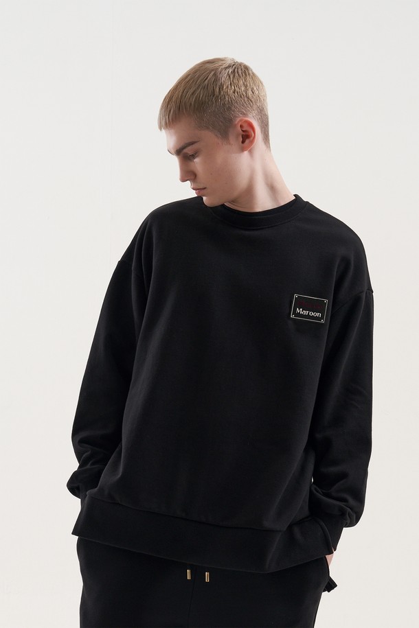 [Plan de Maroon] 스웨트셔츠는 유니섹스 디자인으로, 가을과 겨울에 착용하기 좋은 두꺼운 면 소재의 스웨트셔츠입니다. 블랙 컬러에 베이직하고 미니멀한 스타일을 더했으며, 오버핏 레귤러 기장으로 편안한 착용감을 선사합니다. 드롭 숄더, 사이드벤트 디테일과 프론트 로고 패치가 특징이며, 라운드 넥과 긴소매 디자인으로 기본적인 스타일에 포인트를 더했습니다.

