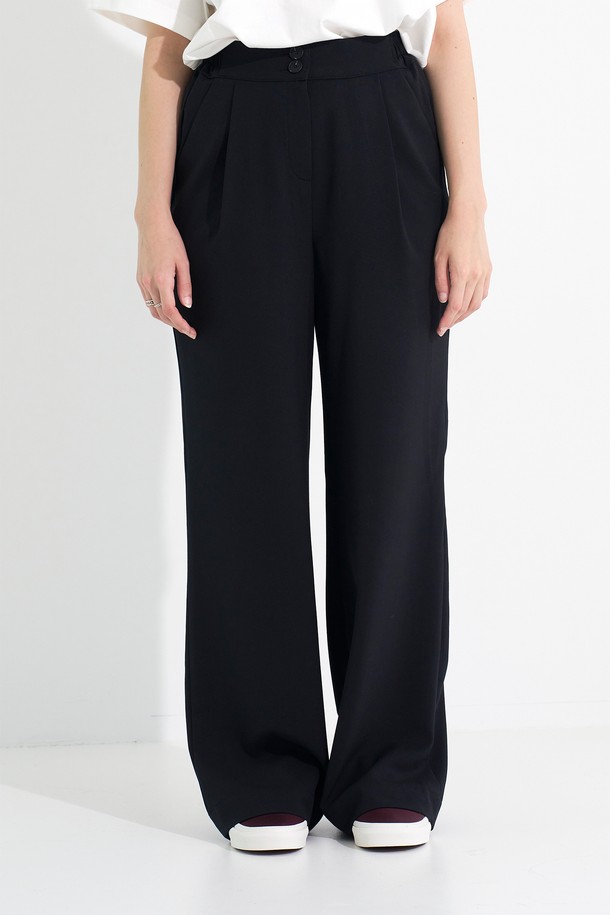 [Plan de Maroon] SINGLE SET-UP PANTS는 여성용 세미와이드핏 팬츠입니다. 폴리에스터, 레이온, 폴리우레탄 혼방 소재로 제작되어 사계절 내내 착용 가능하며, 베이직한 무드의 블랙 컬러 무지 디자인입니다. 밴딩 허리, 사이드 포켓, 기본 밴드 디테일과 유럽 스타일의 디자인이 특징인 긴 기장의 데일리 팬츠입니다.
