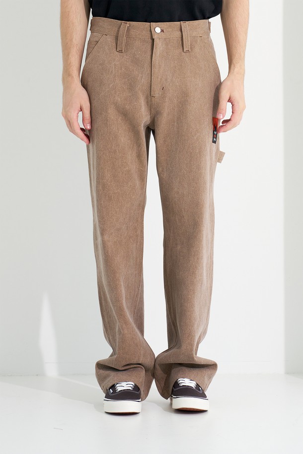 [Plan de Maroon] 피그먼트 팬츠는 부드러운 면 소재로 제작되어 봄, 가을에 편안하게 착용할 수 있는 남성용 캐주얼 긴바지입니다. 브라운 컬러의 무지 디자인에 세미와이드 루즈핏으로, 피그먼트 바이오워싱 처리하여 자연스러운 색감과 부드러운 촉감을 선사합니다. 허리 사이즈 조절이 가능한 밴딩, 사이드 및 백 포켓, 해머 루프, 로고 패치 등의 디테일로 실용성을 더했습니다.
