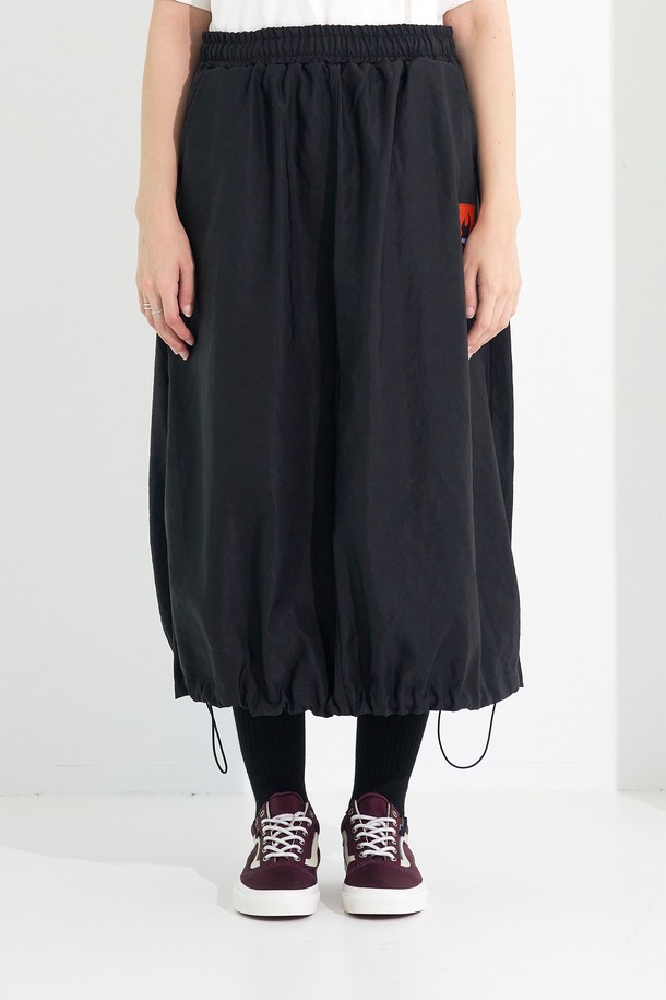 [Plan de Maroon] 윈드브레이커 스커트는 가볍고 얇은 나일론 소재로 제작되어 방풍 기능을 제공하며, 봄, 가을 간절기에 활용하기 좋습니다. A라인 루즈핏으로 편안한 착용감을 선사하며, 허리 조절 로프, 백 로고 패치, 백 아우터 포켓, 사이드 포켓, 밑단 스트링 스토퍼 등 다양한 디테일로 스포티하고 캐주얼한 스타일을 연출합니다. 블랙 단색 무지 디자인으로 일상 및 스포츠 활동에 모두 적합하며, 사이즈 조절이 용이합니다.
