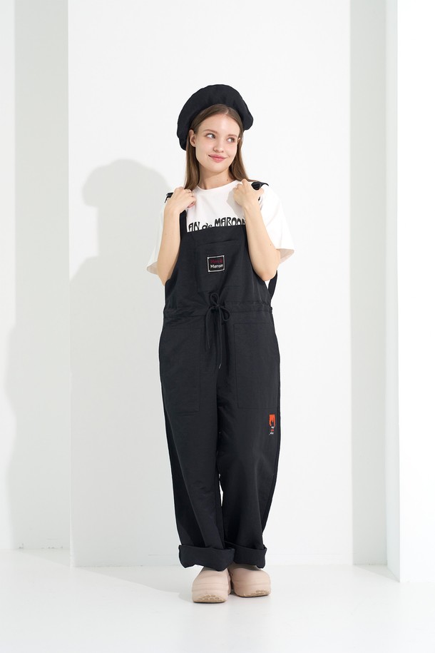 [Plan de Maroon] 윈드브레이커 오버롤은 가볍고 부드러운 나일론 소재로 제작되어 간절기 날씨에 적합한 방풍 기능을 제공합니다. 유니섹스 디자인의 루즈핏 블랙 컬러 점프수트로, 허리 조절 끈과 밴딩, 길이 조절 버클 디테일로 편안한 착용감을 선사합니다. 앞뒤 아우터 포켓과 사이드 포켓, 로고 패치가 더해져 스포티하면서도 캐주얼한 스타일을 연출합니다.
