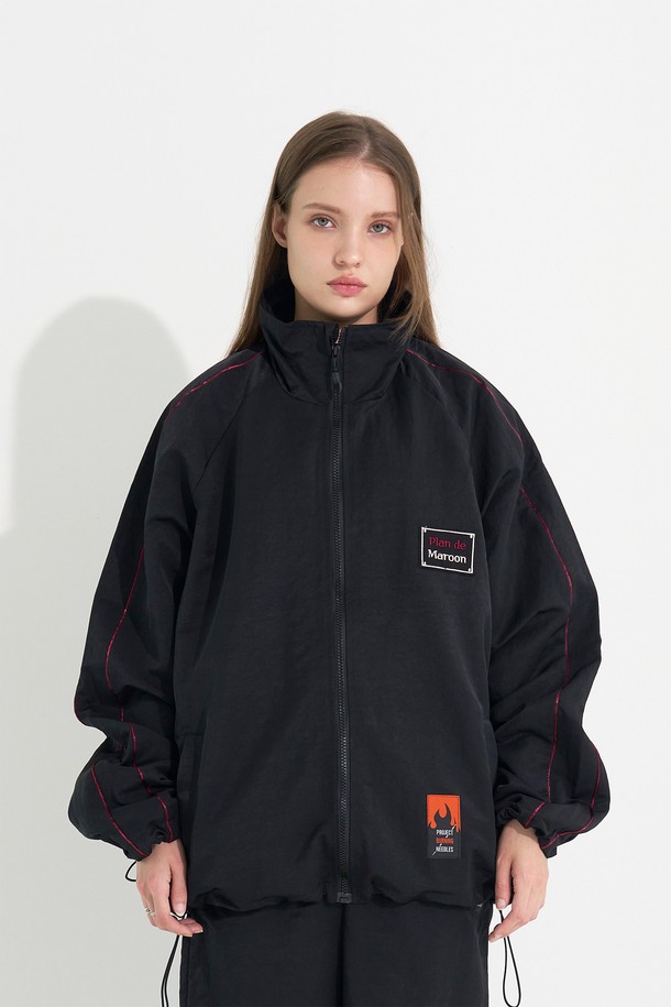 [Plan de Maroon] 윈드브레이커 점퍼는 가볍고 방풍 기능이 뛰어난 나일론 소재의 유니섹스 아우터입니다. 스탠드 칼라와 어깨 소매 배색 라인, 로고 패치가 스포티한 무드를 연출하며, 루즈핏으로 편안한 착용감을 제공합니다. 소매단 조절 스트랩 스토퍼, 하단 지갑 포켓, 메쉬 안감 등의 디테일과 집업 스타일로 간편하게 착용할 수 있으며, 봄, 가을 일상복으로 활용하기 좋습니다.
