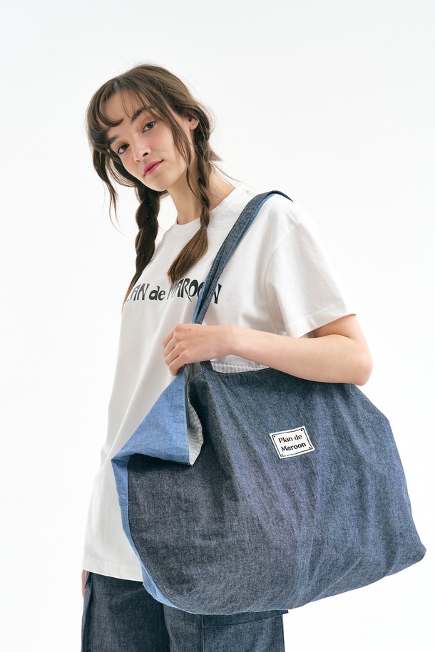 [Plan de Maroon] REVERSIBLE BIG BAG은 면 소재의 라지 사이즈 여성용 빅백입니다. 사각 형태의 이 가방은 양면 디자인으로, 한 면에는 박스 로고 패치가, 다른 면에는 시즌 로고 프린트가 돋보이며, 리버서블 기능으로 다양한 스타일을 연출할 수 있습니다. 오픈형 잠금 방식으로 일상에서 편리하게 사용할 수 있는 멀티컬러의 빅백입니다.
