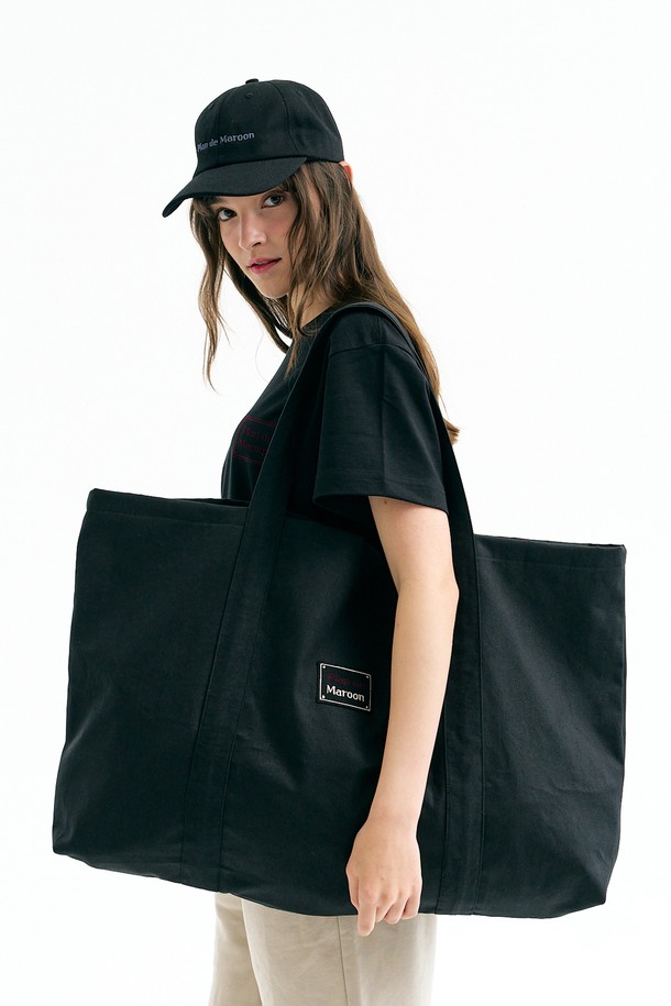 [Plan de Maroon] LOGO BIG BAG은 면 100% 소재의 블랙 색상 여성용 라지 토트백입니다. 사각 형태에 로고 패턴과 로고 패치가 디자인되어 있으며, 가로 72cm, 세로 46cm, 깊이 11cm의 넉넉한 사이즈와 57cm 길이의 스트랩으로 캐주얼하게 연출하기 좋습니다. 오픈형 잠금 방식으로 대용량 수납이 용이합니다.
