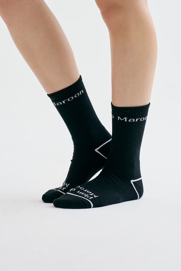 [Plan de Maroon] BASIC CREW SOCKS는 사계절 내내 스포츠 및 일상에서 활용하기 좋은 공용 양말입니다. 블랙 색상의 크루삭스 스타일로, 흡습 기능이 있는 면/스판덱스 혼방 소재를 사용하여 제작되었으며 발목 높이는 21cm입니다. 프리사이즈(240-280mm)로 출시되었으며, 로고 패턴이 특징입니다.
