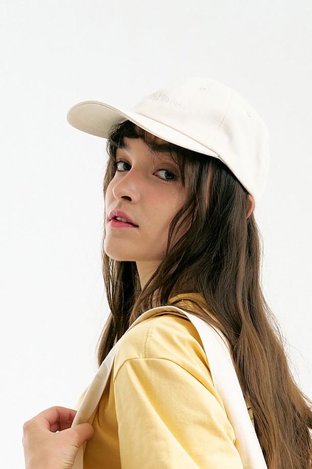 [Plan de Maroon] LOGO BALLCAP은 면 소재의 아이보리 컬러 볼캡으로, 봄, 여름, 가을에 착용하기 좋습니다. 모자 깊이는 17cm, 챙 넓이는 7.5cm이며, 로고 자수와 백라벨 디자인 장식이 특징입니다. 사이즈 조절이 가능하여 공용으로 일상에서 편안하게 착용할 수 있습니다.
