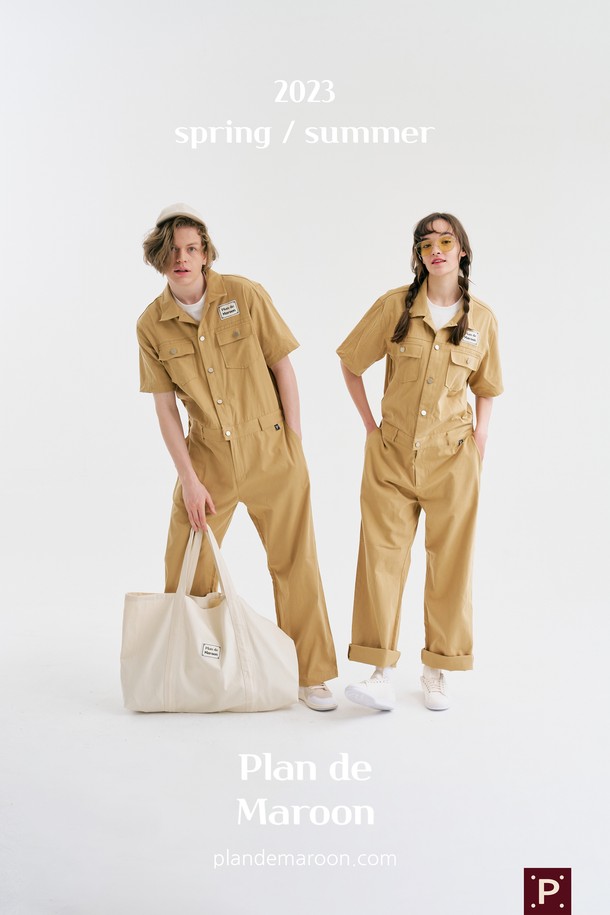 [Plan de Maroon] 점프수트는 면 소재의 유니섹스 의류로, 베이지 컬러의 캐주얼하고 베이직한 스타일을 연출합니다. 루즈핏으로 편안함을 더하며, 사이드 웨이스트 밴딩과 메탈 버튼, 로고 패치, 웨이스트 포인트 라벨 디테일로 포인트를 주었습니다. 봄, 여름 시즌에 활용하기 좋은 무지 디자인의 점프수트입니다.
