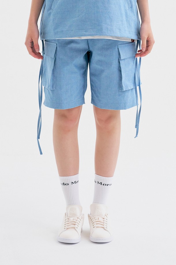 [Plan de Maroon] 데님 카고 반바지는 시원한 스카이블루 컬러의 데님 소재로 제작되어 여름철 캐주얼 스타일을 연출하기에 좋습니다. 일상복으로 활용도가 높으며, 카고 포켓 디테일이 돋보여 실용성을 더했습니다. 편안한 반바지 기장으로 활동성을 높였습니다.
