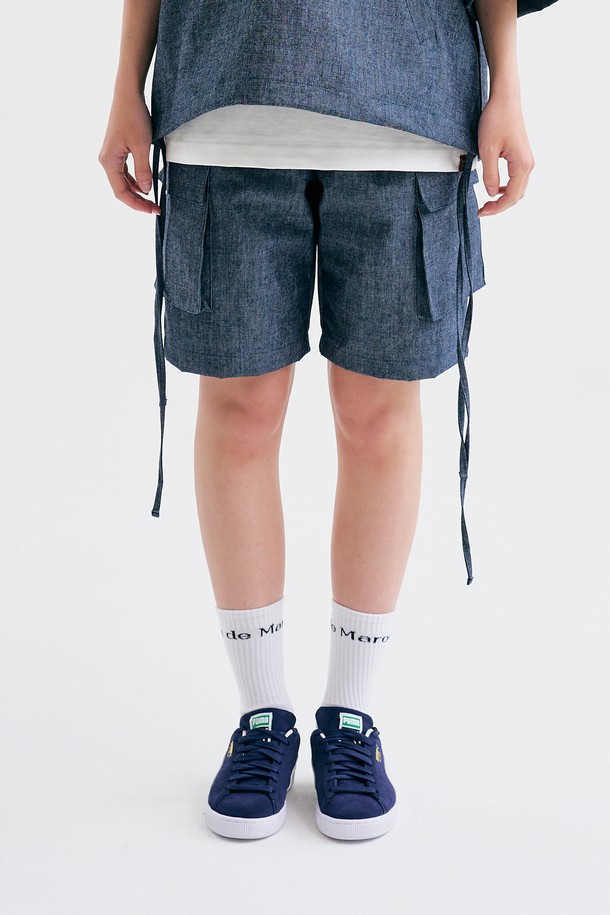 [Plan de Maroon] 데님 카고 하프 팬츠는 딥블루 컬러의 유니섹스 제품으로, 여름철 캐주얼 및 스트릿 스타일 연출에 적합합니다. 루즈핏으로 편안함을 더했으며, 조절 가능한 허리 밴딩과 사이드/아웃 포켓, 로프 마감 디테일이 특징입니다. 데님과 면 혼방 소재로 제작되었으며, 로고 패치, 메탈 로고 리벳, 이중 바늘 스티치 등의 디테일로 완성도를 높였습니다.
