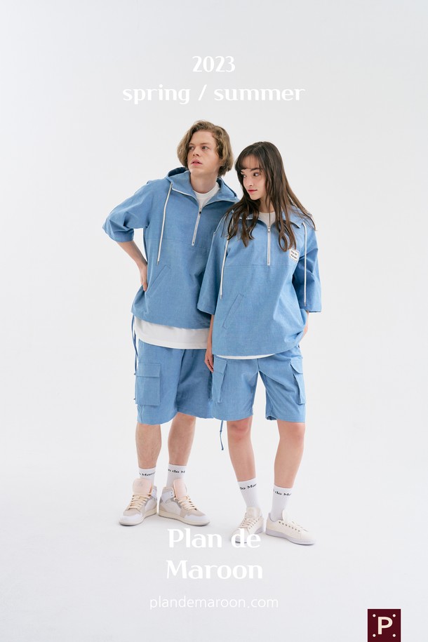 [Plan de Maroon] SUMMER DENIM ANORAK은 얇은 두께감의 면 소재로 제작되어 여름에도 시원하게 착용 가능한 유니섹스 아노락입니다. 스카이블루 컬러에 래글런 슬리브, 로고 패치, 로프 마감, 메탈 로고 립, 밑단 조절 리본 등의 디테일이 더해져 캐주얼하면서도 스포티한 스타일을 연출합니다. 집업 방식으로 편안하게 착용 가능하며, 루즈핏으로 활동성을 높이고 웰트 포켓과 더블 니들 스티치로 실용성을 더했습니다.
