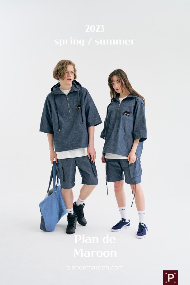 [Plan de Maroon] SUMMER DENIM 아노락은 딥블루 컬러의 유니섹스 아노락으로, 여름철 일상룩에 캐주얼함과 스포티한 무드를 더해줍니다. 얇은 두께의 면 소재에 래글런 슬리브, 로고 패치, 로프 마감, 메탈 로고 립, 밑단 조절 리본, 웰트 포켓, 더블 니들 스티치 등 섬세한 디테일이 돋보입니다. 루즈핏과 긴 소매, 집업 여밈 방식으로 편안함을 더했습니다.
