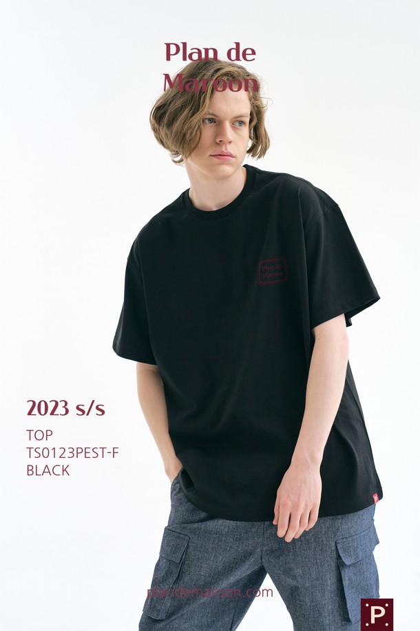 **[Plan de Maroon] BOXLOGO T-SHIRT**는 유니섹스 스타일의 블랙 컬러 반소매 티셔츠입니다. 15수 면 원단으로 제작되었으며, 레귤러핏과 라운드넥 디자인으로 편안한 착용감을 제공합니다. 플로우 프린트 전사, 하단 포인트 라벨, 숄더 체인 스티치, 백넥 테이핑 등의 디테일로 완성되었으며, 베이직하면서도 스트릿한 무드를 연출하여 일상복으로 활용하기 좋습니다.
