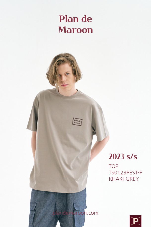Plan de Maroon의 BOXLOGO T-SHIRT는 카키 그레이 컬러의 유니섹스 티셔츠입니다. 15수 면 원단으로 제작되었으며, 루즈핏과 라운드넥 디자인에 얇은 두께감으로 봄, 여름철에 시원하게 착용하기 좋습니다. 플로우 전사 프린팅 박스로고와 숄더 체인 스티치, 백넥 테이핑, 바텀 포인트 라벨 등의 디테일로 베이직하면서도 캐주얼한 스타일을 연출합니다.
