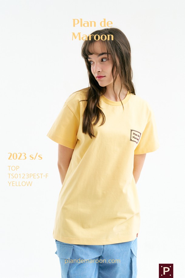 [Plan de Maroon] BOXLOGO T-SHIRT는 면 100% 소재로 제작된 유니섹스 티셔츠입니다. 옐로우 컬러의 베이직 스타일로, 플로우 프린트 전사 기법의 로고 패턴이 특징입니다. 15수 원단, 숄더 체인 스티치, 백넥 테이핑, 하단 포인트 라벨 디테일로 완성도를 높였으며, 봄, 여름 시즌 일상에서 편안하게 착용하기 좋습니다.
