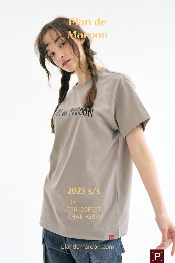 [Plan de Maroon] 로고 티셔츠는 카키 그레이 컬러의 유니섹스 티셔츠로, 봄과 여름에 편안하게 착용하기 좋은 베이직 캐주얼 스타일입니다. 15수 면 원단으로 제작되었으며, 레귤러핏 라운드넥 반소매 디자인입니다. 어깨 숄더 체인스티치, 백넥 테이핑, 하단 포인트 라벨 디테일이 돋보이는 데일리 티셔츠입니다.
