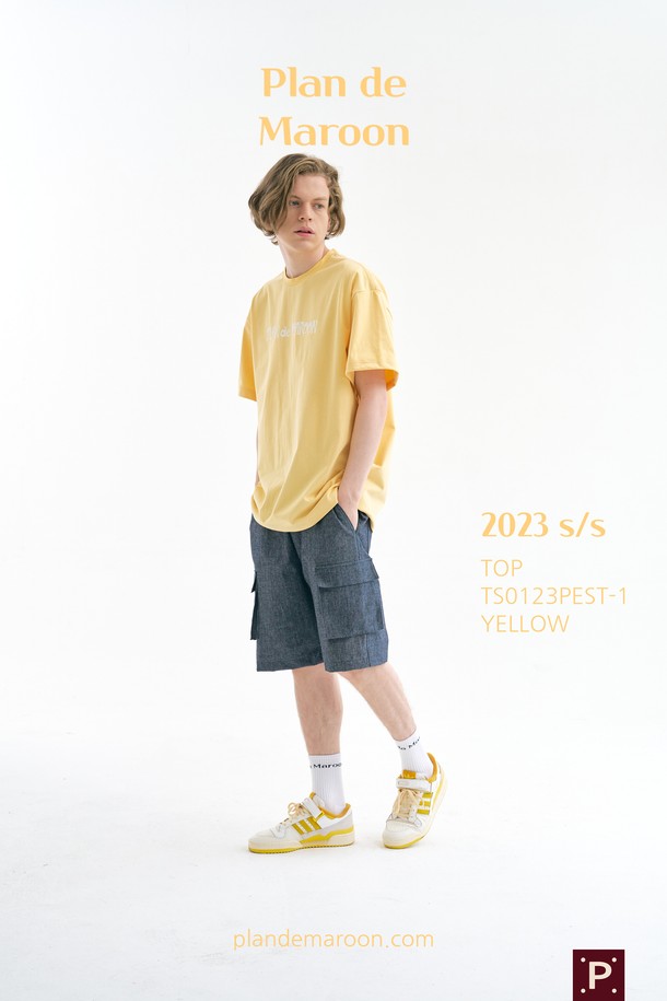 Plan de Maroon 로고 티셔츠는 봄, 여름 시즌에 어울리는 유니섹스 스타일의 베이직 티셔츠입니다. 15수 면 원단으로 제작되어 편안한 착용감을 선사하며, 옐로우 컬러와 루즈핏의 레귤러 기장으로 어떤 스타일에도 잘 어울립니다. 특히 시즌 로고 프린트, 하단 포인트 라벨, 숄더 체인 스티치, 백넥 테이핑 디테일이 돋보입니다.
