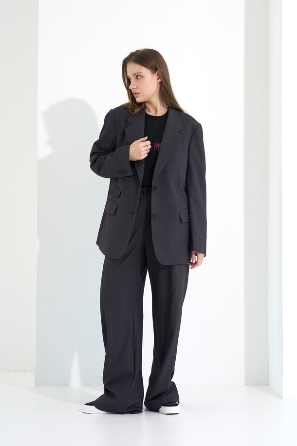 **[Plan de Maroon] SINGLE SET-UP PANTS**는 미니멀한 스타일을 추구하는 모든 분들을 위한 사계절용 정장 바지입니다. 세미 와이드 핏과 무지 패턴, 그레이 컬러로 클래식하면서도 세련된 분위기를 연출하며, 폴리에스테르와 레이온 혼방 소재로 제작되어 편안한 착용감을 선사합니다. 사이드 포켓과 기본 웨이스트밴드 디테일이 돋보이는 롱 기장의 이 바지는 일상에서 폭넓게 활용 가능합니다.
